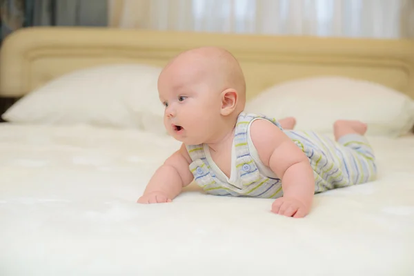 Kleine baby op het bed — Stockfoto