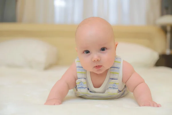 Petit bébé sur le lit — Photo