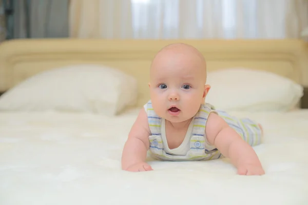 Kleine baby op het bed — Stockfoto