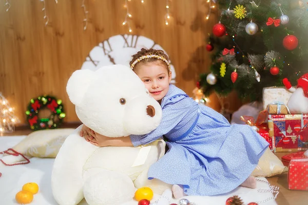 Petite fille au sapin de Noël avec jouets et cadeaux — Photo