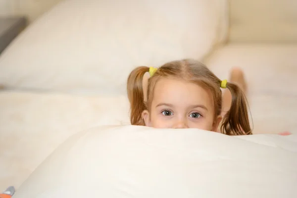 Menina na cama em casa — Fotografia de Stock