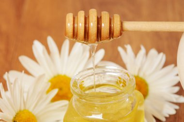 kavanoz bal ve bir kaşık bal