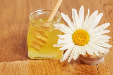 kavanoz bal ve bir kaşık bal