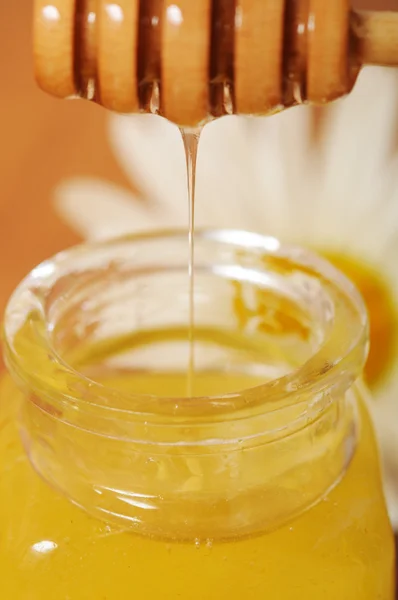 Βάζο με μέλι και μια κουταλιά μέλι — Φωτογραφία Αρχείου