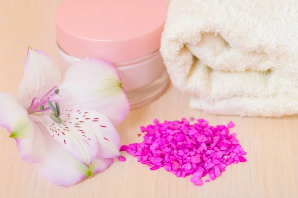 Kosmetické hydratační krém ručníky a květina — Stock fotografie
