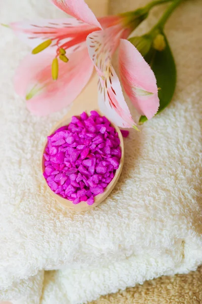 Cosmetic towels and  flower — Stock fotografie