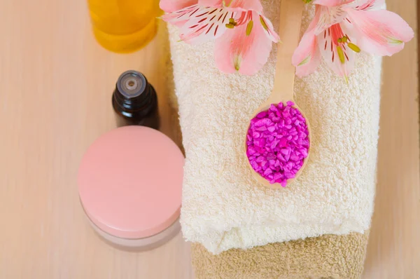 Cosmetic moisturizing cream towels and  flower — Stock Photo, Image