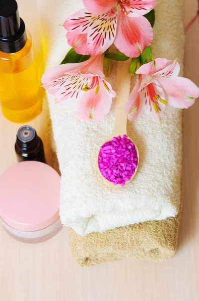 Kosmetické hydratační krém ručníky a květina — Stock fotografie