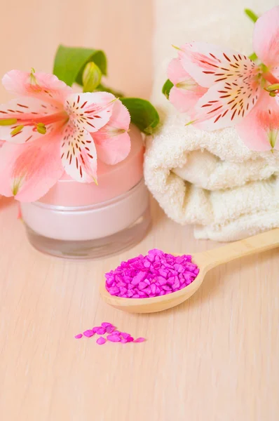 Cosmetic moisturizing cream towels and  flower — Stock Photo, Image