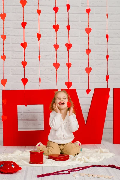 Baby Mädchen mit einem roten Herzen Valentinstag — Stockfoto