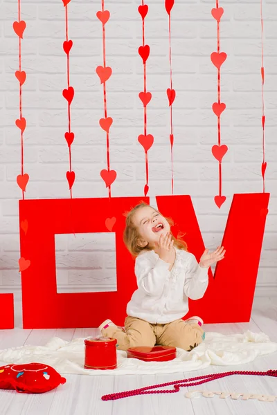 Bébé fille avec un coeur rouge Saint Valentin — Photo