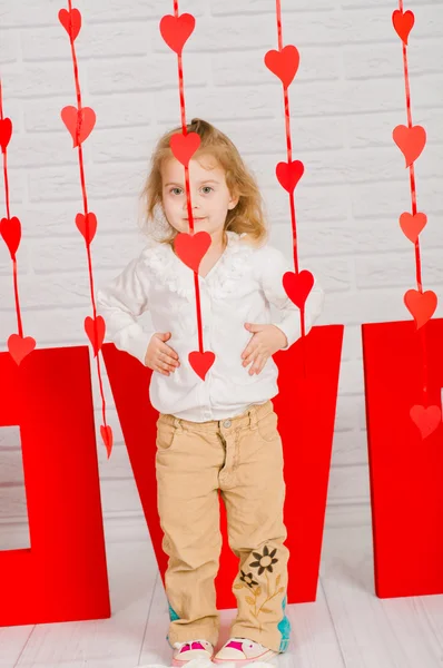 Niña con decoración Día de San Valentín —  Fotos de Stock