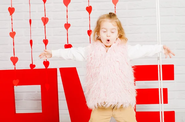 Kleines Mädchen mit Dekoration Valentinstag — Stockfoto