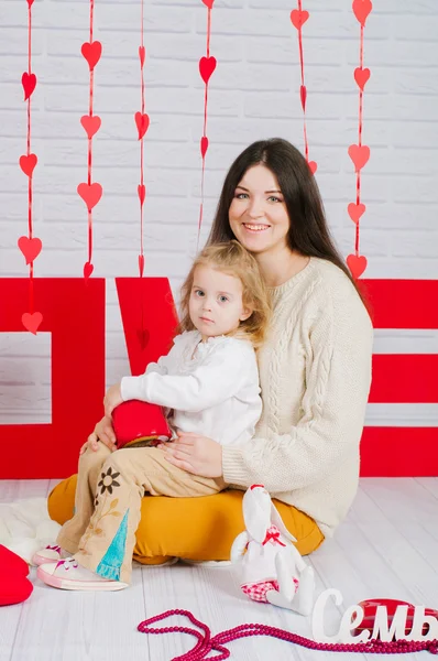 Молодая мать с маленькой дочерью с украшением День Святого Валентина — стоковое фото