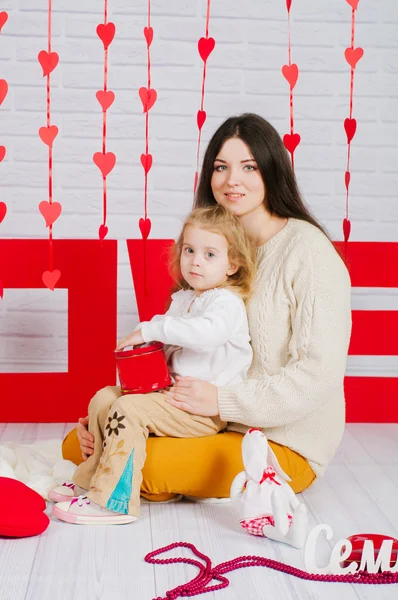 Genç anne bebek kızı dekorasyonu Sevgililer günü ile — Stok fotoğraf