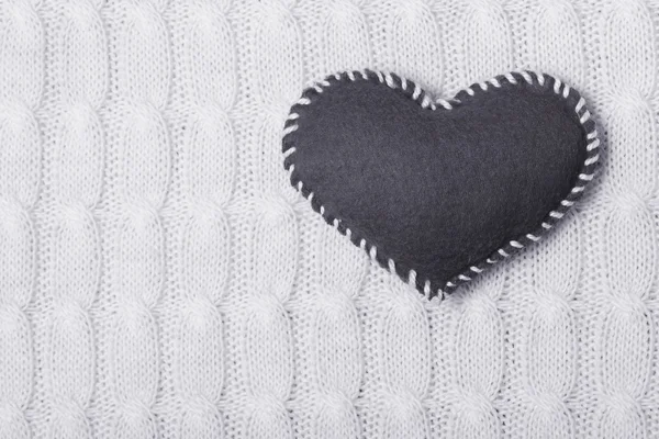 Textil hjärta på vit stickad textur — Stockfoto