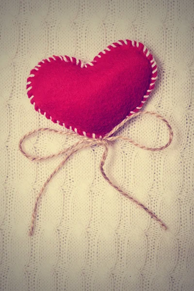 Textil corazón rojo en textura de punto blanco —  Fotos de Stock