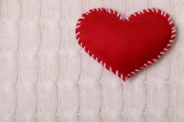 Textil röd hjärta på vita stickade konsistens — Stockfoto