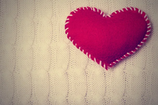 Textil rotes Herz auf weißer Stricktextur — Stockfoto