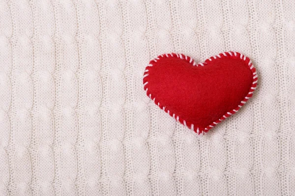 Textilní červené srdce na pletené textury — Stock fotografie