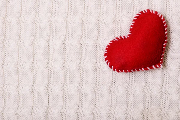 Textilní červené srdce na pletené textury — Stock fotografie
