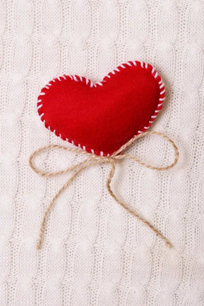 Textil rotes Herz auf gestrickter Textur — Stockfoto