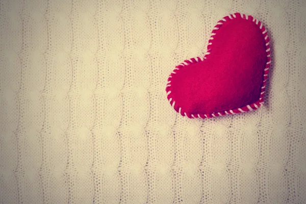 Corazón rojo textil en una textura tejida —  Fotos de Stock