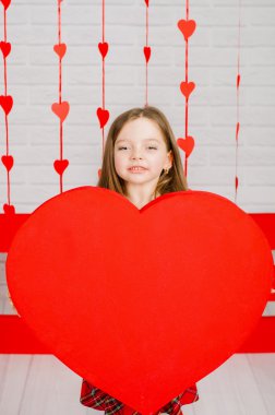 Sevgililer günü dekorasyonu ile küçük kız