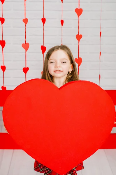 Sevgililer günü dekorasyonu ile küçük kız — Stok fotoğraf