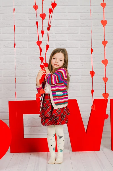 Petite fille avec décoration pour la Saint Valentin — Photo