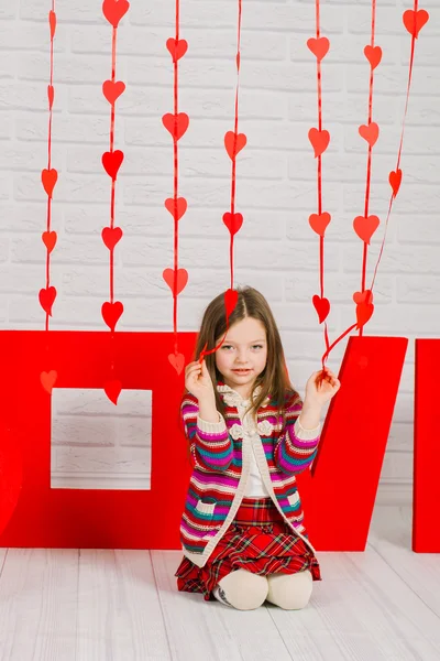 Kleines Mädchen mit roter Dekoration zum Valentinstag — Stockfoto