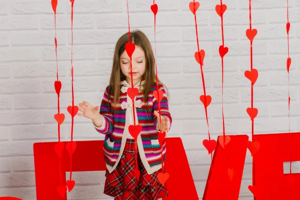 Niña con decoración roja para el Día de San Valentín —  Fotos de Stock