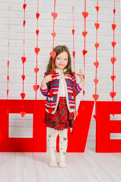 Niña con decoración roja para el Día de San Valentín —  Fotos de Stock