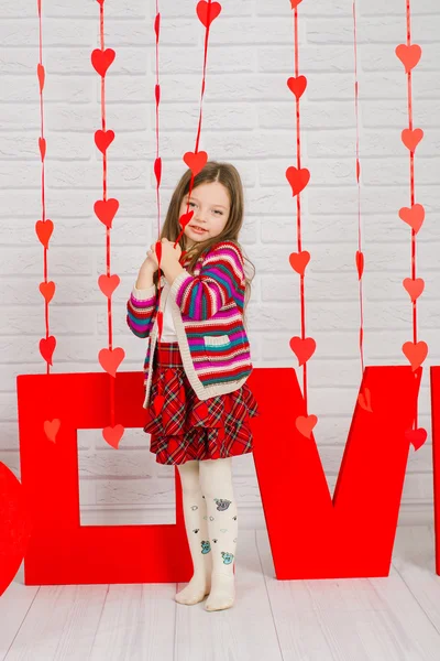 Petite fille avec décoration rouge pour la Saint Valentin — Photo