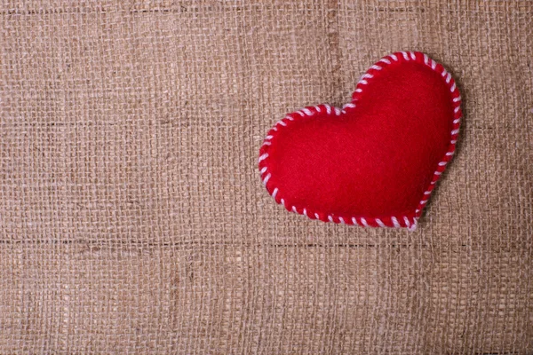 Corazón textil sobre tela textura de arpillera —  Fotos de Stock