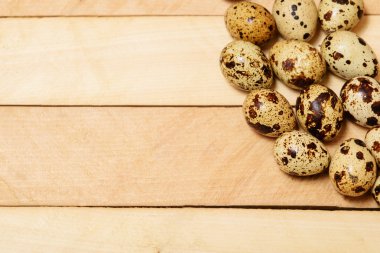 Ahşap doku Paskalya yumurtaları