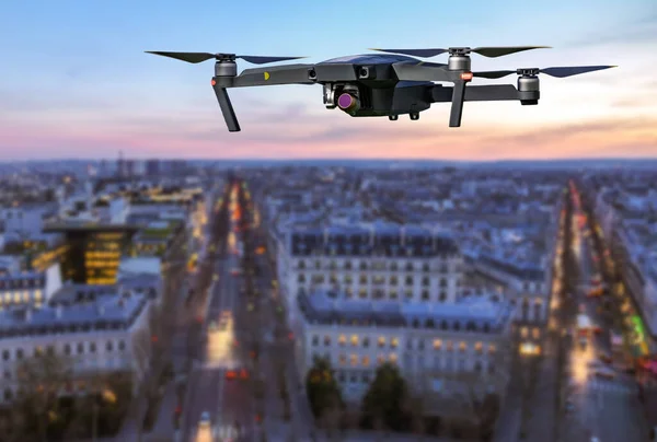 Polis insansız uçak sistemi, İHA Paris 'te bir mahalle ve caddenin üzerinde uçuyor. Telifsiz Stok Imajlar