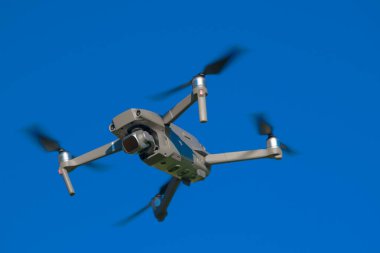 Polis insansız hava aracı sistemi, İHA uçuşu, mavi gökyüzü arka planı