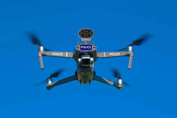 Polis insansız hava aracı sistemi, İHA uçuşu, mavi gökyüzü arka planı Telifsiz Stok Fotoğraflar