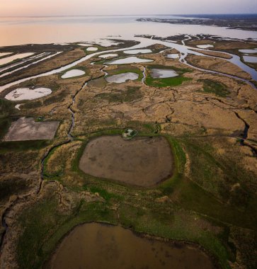 Arcachon Havzası, Audenge ve Biganos 'un hava manzarası, Eyre Nehri' nin günbatımındaki deltası. 