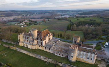 LOT GARONNE DURAS, DURas Şatosu 'nun AERİAL görüntüsü, 12. yüzyıldan kaleler inşa edildi.