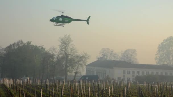 FRANCE, GIRONDE, SAINT-EMILION, HELICOPTER, USD TO CIRCULATE WARMER AIR and AVOID DANGE, ПРИВЛЕЧЕННЫЙ FREEZING AVINEYARD DURES SPRING TEMPERATURES BELOW ZERO APRIL 7, 2021 — стоковое видео