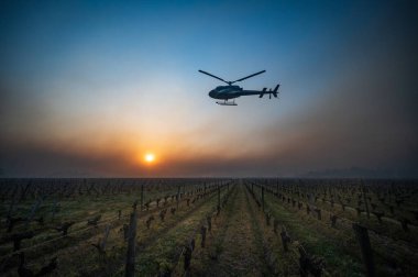 FRANSA, KIZ, SAINT-EMILION, HELİKOMÜR 7 Nisan 2021 'de BELOW ZERO' NUN TARAFINDA FRANSIZ EDİYOR VE KAYIP KAYBETMEDİ