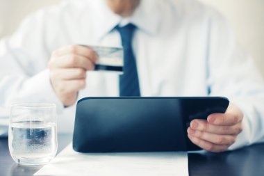 Tablet ve kredi kartı tutan