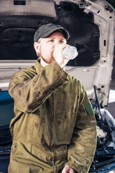 Faire une pause et boire de l'eau Photo De Stock