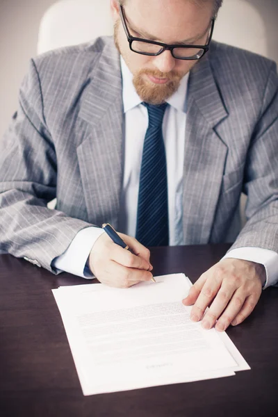 Man ondertekening contract — Stockfoto