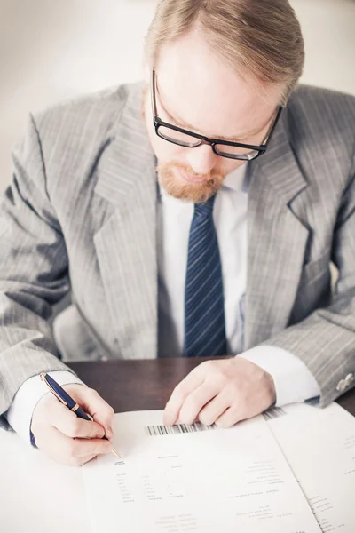 Het schrijven van een factuur — Stockfoto