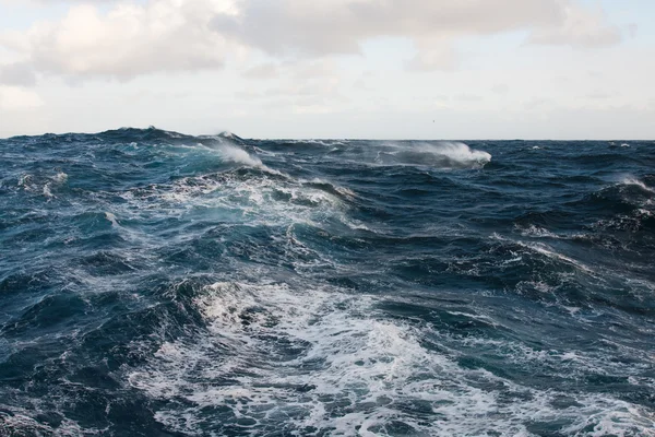 Golven op winderige zeeën — Stockfoto