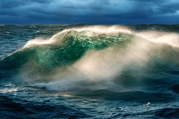 Big Wave en Wind Spray — Stockfoto