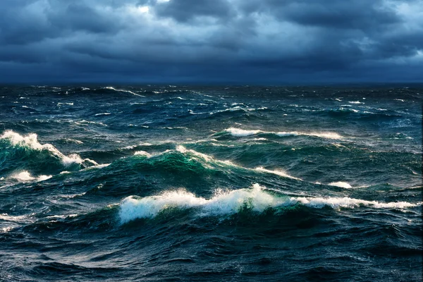 Creciente tormenta en alta mar Imagen De Stock